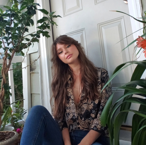 Meet your Posher, Laura - Picture 2 of 3